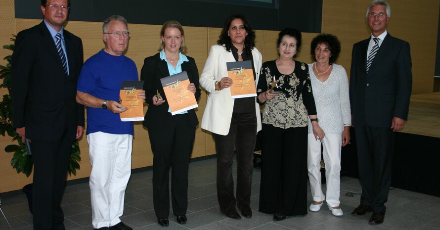 Sieger Friedberg: v. l. Thomas Alber, Vors. Sportkreis Wetterau; Alfred Keller, Turngemeinde 1862 Ober Rosbach; Liane Angermüller, TSV Bellersheim; Mashid Maleki, Nadja Ifraimov und Brigitte Fleißner vom Alternativen Tanzclub Bad Nauheim;  Volker Remmele, Vorstandsmitglied der Volksbank Mittelhessen